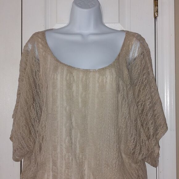 Studio Y cream lacey overlay wide band hem Sz M - Picture 2 of 5